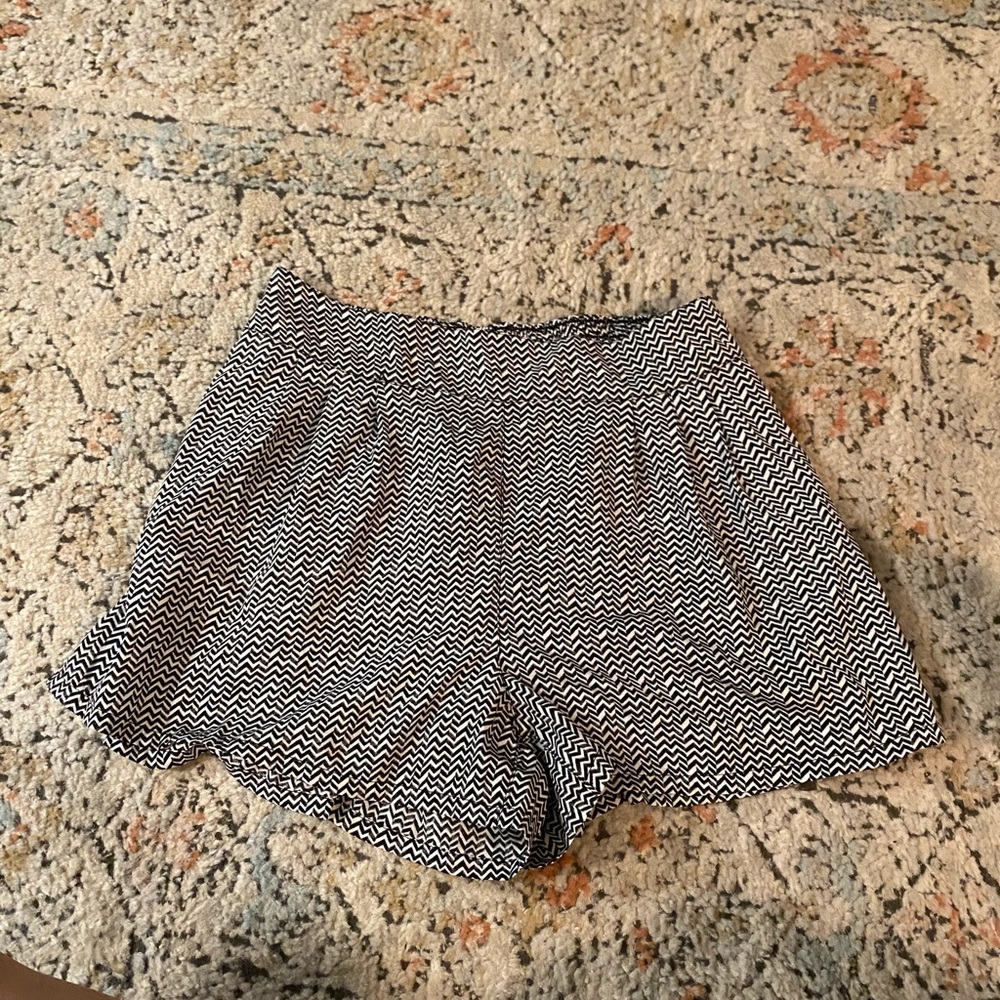 american eagle flowy chevron shorts